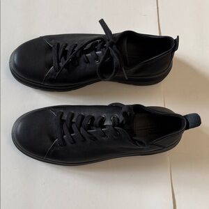 ECCO WOMEN’S BLACk SNEAKERS